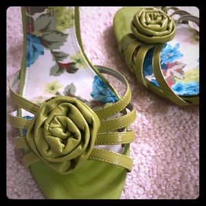 Marc Fisher heel lime green with rosette